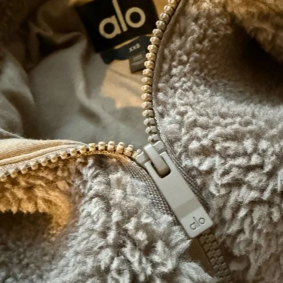 ALO Yoga Sherpa Downtown Jacket in Light Cocoa XXS - Picture 3 of 5